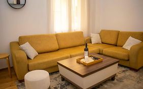 City Center/Navarinou Classical Style Apt-King Bed